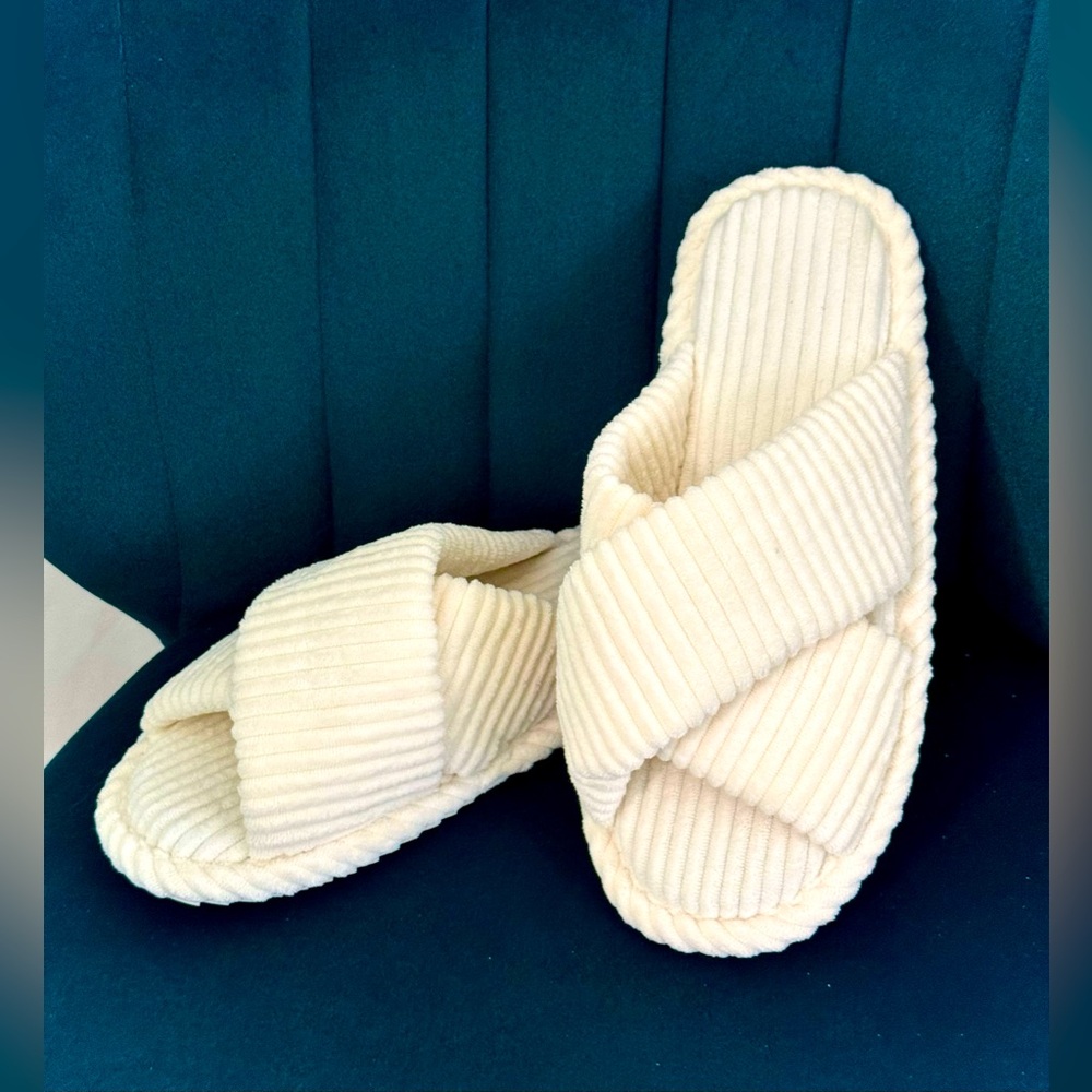 Cozy Cream Women's Slippers From Goewy